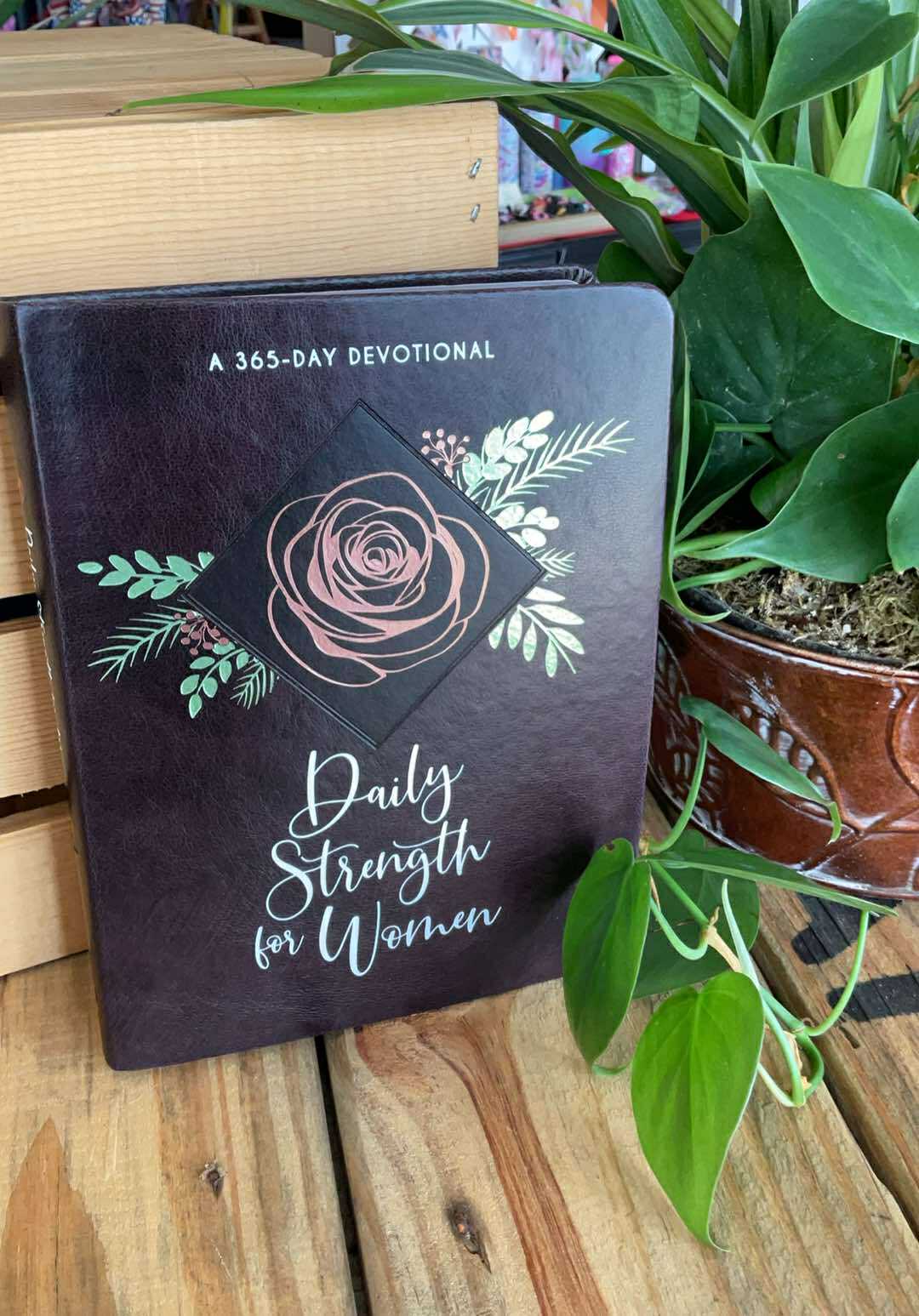 Daily Strength For Women (Devotional)